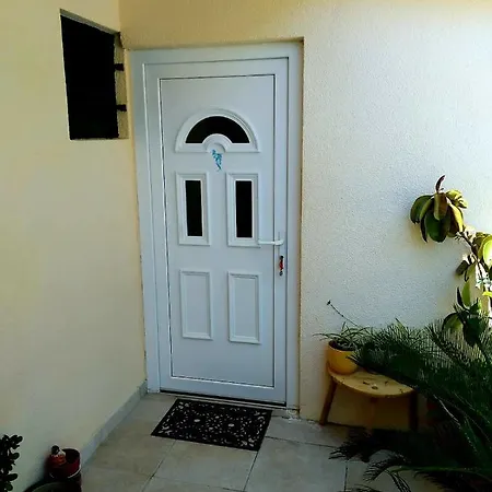 Nikola - Rina 아파트 브렐라